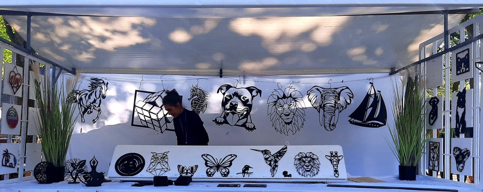 Marktkraam van Red Dot 050 met houten wanddecoratie